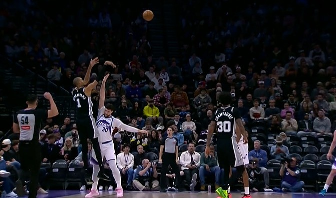 NBA直播-这球是普通犯规！努尔基奇扑防不及 文班亚马拔起三分还有加罚